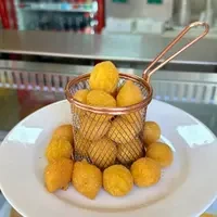 Porção de mini salgados servida em cestinha
