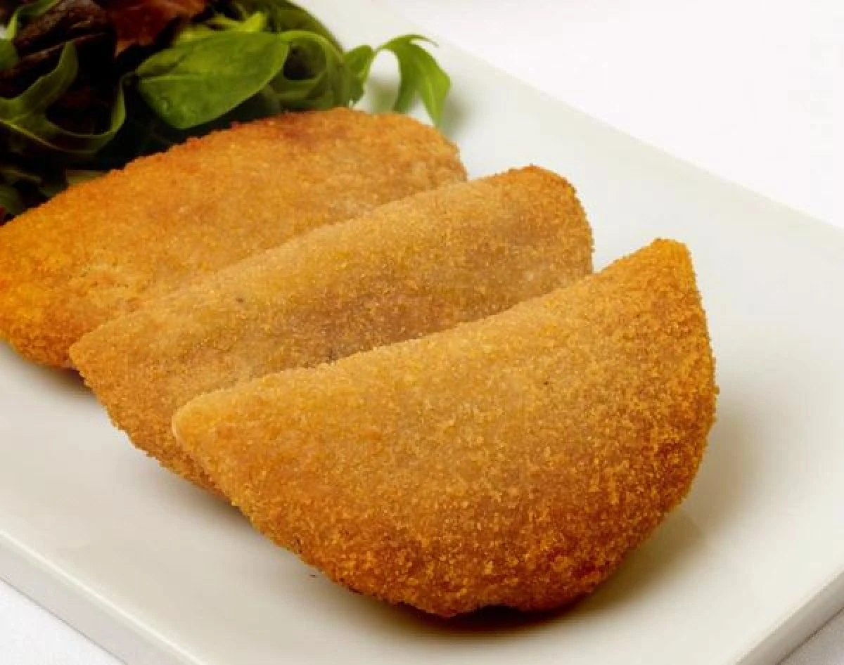 Risoles dourados servidos em prato branco