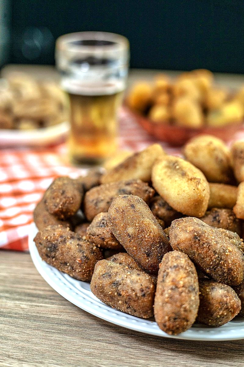 Risoles e croquetes brasileiros dourados