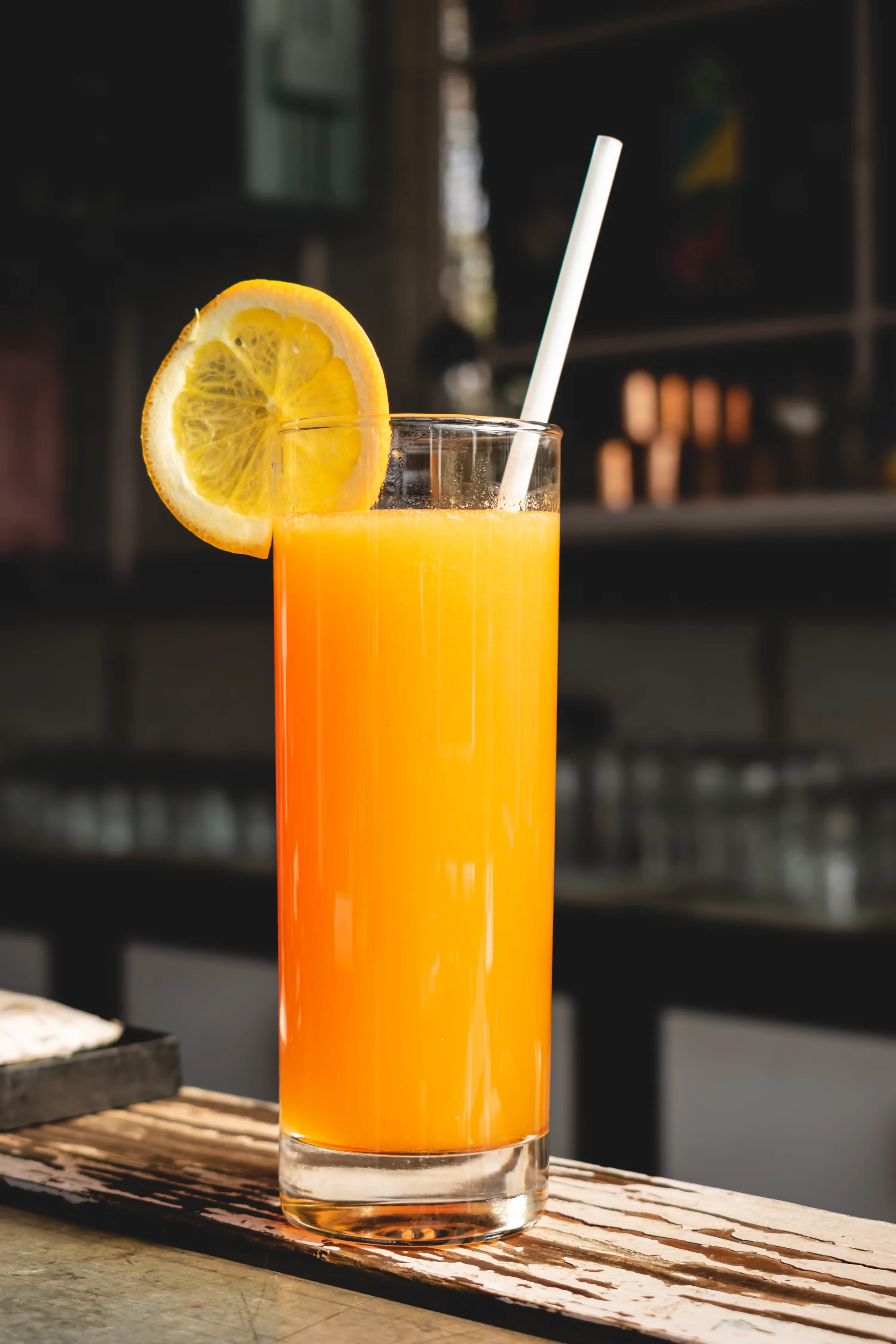 Suco de laranja natural em copo com rodela de laranja